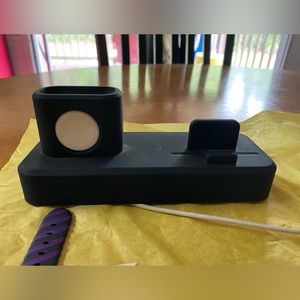 Apple Watch series 4 comes with two wristbands and a charging dock